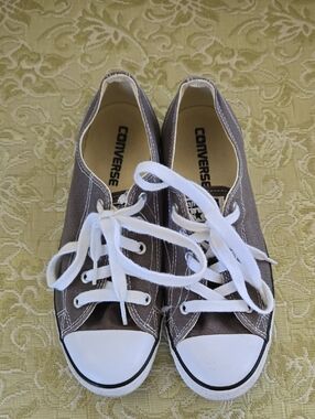 Converse Women’s Gray Low-Top Canvas Sneakers In EUC